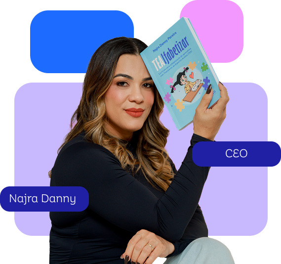 Najra Danny, fundadora e CEO da ComTato, segurando o livro TEAlfabetizar