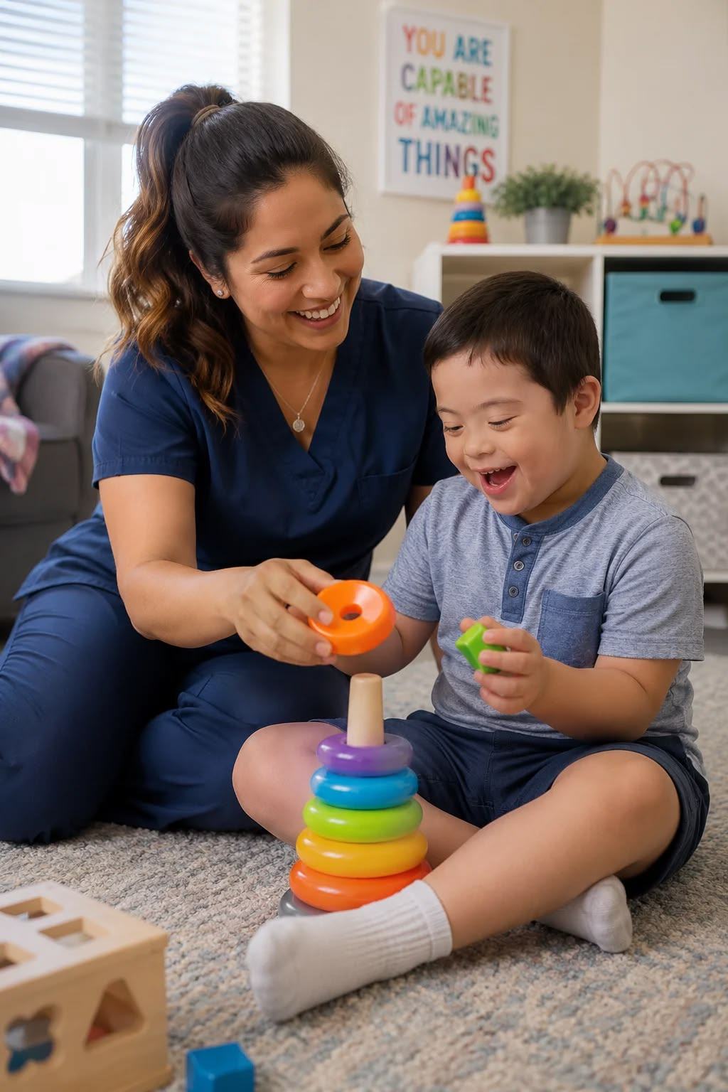 Terapeuta brincando com um menino e uma pirâmide de argolas coloridas