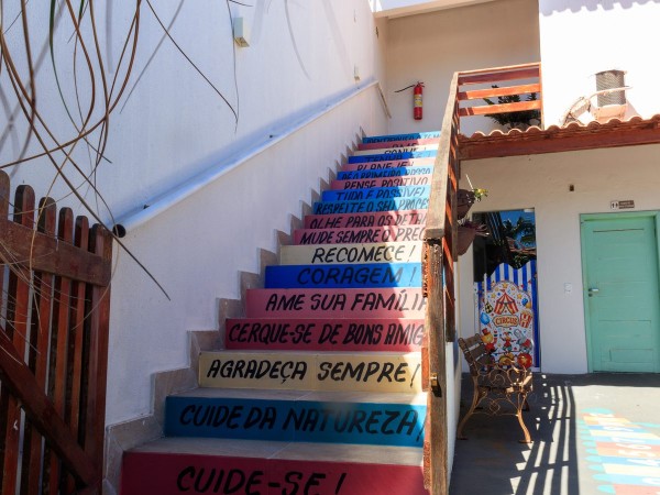 Escada com frases de acolhimento