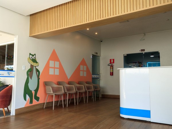 Sala de espera com ambientação infantil