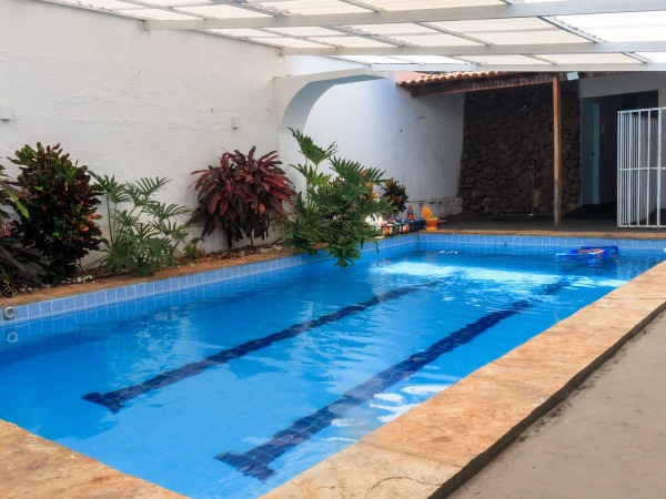 Vista lateral da piscina terapêutica