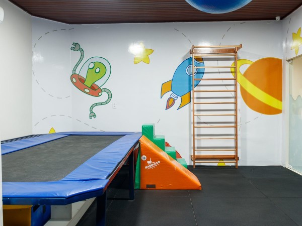 Espaço Movimentar com barras e colchonetes
