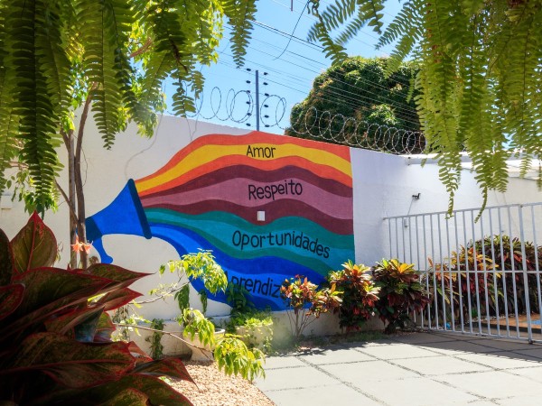 Muro com os valores: amor, respeito e oportunidades