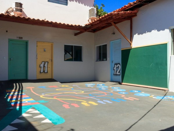 Pátio externo com jogos pintados no piso