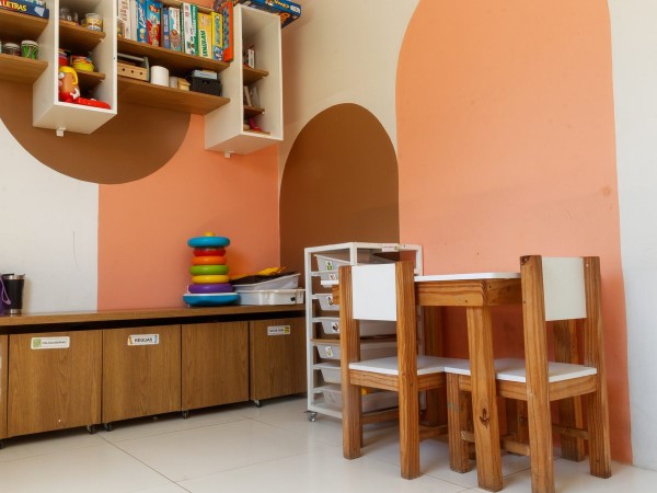 Sala de terapia com material organizado