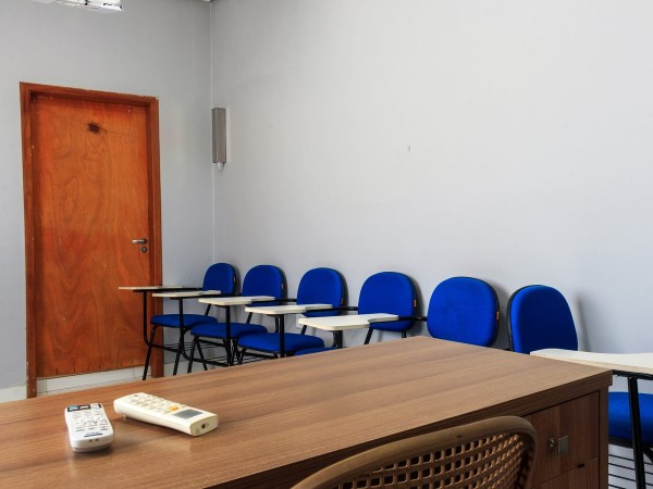 Sala de treinamento com mesa de reunião