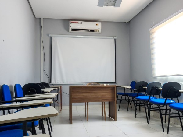 Sala de treinamento com tela de projeção